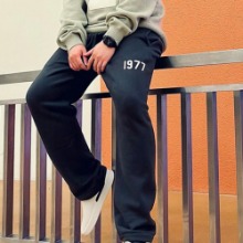 [리뉴얼] FEAR OF GOD ESSENTIALS  1977  스트레이트 트레이닝 팬츠